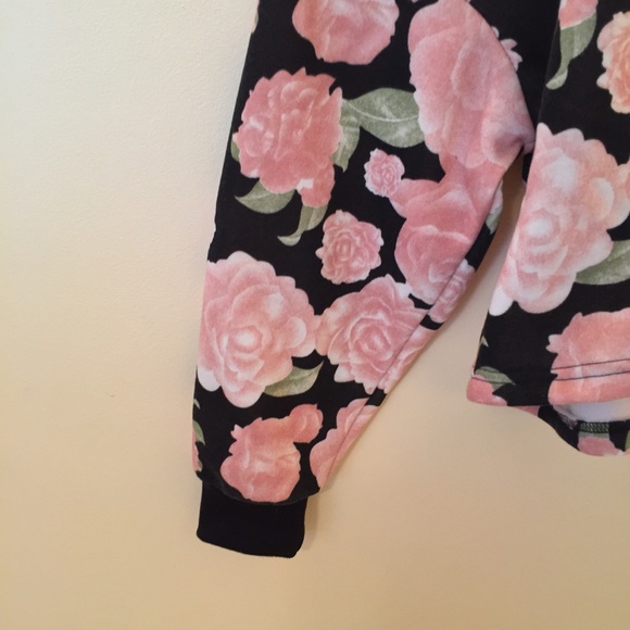 NWT Lili Sport Lace Up Graphic Roses Sweatshirt - Picture 3 of 4